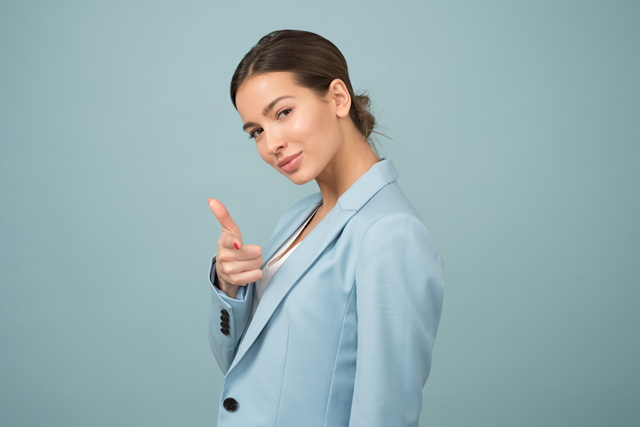 woman-wearing-blue-shawl-lapel-suit-jacket-1036622_副本.png